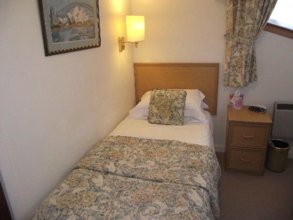 Whin Park Guest House Largs Exteriör bild